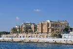 Zahlreiche Villen in Ufernhe auf Malta.