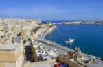 Blick von den Upper Barracca Gardens auf Valletta, die Festungsanlagen und Grand Harbour.