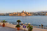 Blick von der Uferpromenade in Sliema auf die Maltesische Hauptstadt Valletta.