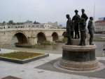 Skopje, Denkmal an der Steinernen Brcke ber die Vardar (08.05.2014)