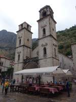 Kotor, romanische Sankt-Tryphon-Kathedrale, erbaut von 1124 bis 1169 durch den   Kotoraner Bischofs Urscija, dreischiffige Basilika mit drei Apsiden (20.09.2015)