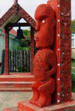 Traditionelles Maori-hlzernes Schnitzen in  Whakarewarewa in Rotorua.