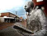 Der lesende Mann in der Brinkstraat in Beilen in Midden-Drenthe, Niederlande.