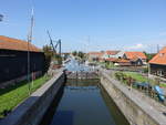 Workum, Schleuse des Trekvaart Kanal zum Yachthafen (26.07.2017)