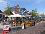 Makkum, Cafes und alte Huser am Marktplatz (26.07.2017)