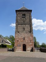 Kirchturm von Ewijk, reizvoll mit Bogenfriesen verzierter Turm, erbaut im 12.
