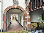 Verbindungskorridor zwischen den beiden Hfen des Pepergastuis in der Innenstadt von Groningen.