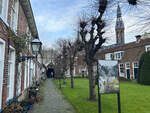 Groninger Hofje mit Pepergasthuiskerk im Hintergrund.