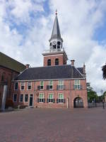 Appingedam, Stadhuis, erbaut 1630 als Gerichtshaus, die offene Sulengalerie im Erdgescho diente als Waage, Fassade von 1921 , Turm von 1835 (28.07.2017)