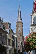 Der Kirchturm der Sint Martinuskerk im Stadtteil Wyck von Maastricht.