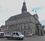 Die Marktstnde sind fast alle abgebaut und geben nun den Blick frei auf das Gemeindehaus von Maastricht.