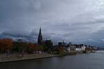 Blick von der Wilhelminabrug in Maastricht, auf die Sint Martinus Kirche, mit dahinter den drohenden Regenwolken.