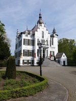 Vught, weie Rathaus, erbaut 1890 als neugotische Villa Leeuwenstein (06.05.2016)
