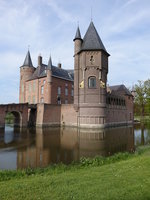 Heeswijk-Dinther, Kasteel Heeswijk, erbaut ab 1196, neugotische Hauptgebude und eiserner Turm (06.05.2016)