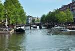 Amsterdam - reger Bootsverkehr in einer der Grachten - 23.07.2013