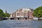 Amsterdam - einer der Brcken ber die Amstel und Wohnbauten - 23.07.2013