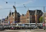 Hauptbahnhof und Bahnhofsvorplatz von Amsterdam - 23.07.2013