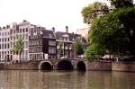 Gracht mit Brcke in Amsterdam.