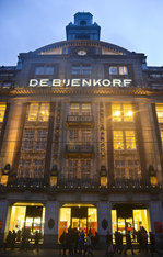 Fassade des Kaufhauses De Bijenkorf am Damrak in Amsterdam.