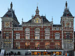 Der Bahnhof Amsterdam Centraal im Zentrum der Niederlndischen Hauptstadt.