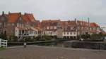 Enkhuizen am 5.9.2014: Huser an der Bocht neben der Zufahrt zum alten Hafen