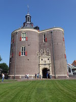 Enkhuizen, Zuiderpoort oder Dromedaris, Rundbau mit Tor von 1540 (27.08.2016)