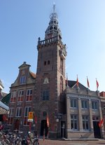 Monnickendam, Speeltoren, erbaut 1450, Turmspitze von 1592, Glockenspiel von 1595 (27.08.2016)