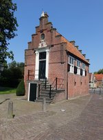 Spanbroek, altes Rathaus, erbaut 1598 mit 2 Treppengiebeln (27.08.2016)