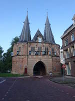 Kampen, Cellebroederspoort, das rechteckige Torgebude wird von 2 mchtigen runden Trmen flankiert, erbaut 1465 (24.07.2017)
