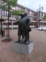 Oldenzaal, Denkmal fr Toon und Karel Borghuis vor dem Rathaus am Ganzenmarkt (22.07.2017)