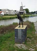 Ommen, Reinier Paping Denkmal und Windmhle de Konijenbeld am Ufer der Vecht (23.07.2017)