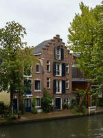 Ein historische Haus am alten Kanal (Oudegracht) in Utrecht.