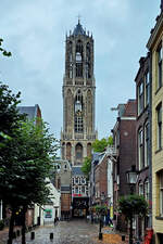 Unterwegs in der Innenstadt von Utrecht mit dem alles zu dominierend scheinenden Domturm von Utrecht, welcher mit einer H�he von 112,32 Metern der h�chste Kirchturm der Niederlande ist.