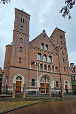 Die St.-Gertrud-Kathedrale wurde zwischen 1912 und 1914 im neoromanischen Stil errichtet und ist Sitz des altkatholischen Erzbischofs.