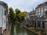 Blick nach Norden von der denkmalgesch�tzten Vollersbrug auf den alten Kanal (Oudegracht) in Utrecht.