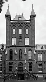 Das zwischen 1873 und 1874 im neugotischen Stil errichtete Hieronymus Haus diente urspr�nglich als Waisen- und Altersheim f�r die r�misch-katholische Pfarrei und ist heute ein denkmalgesch�tztes