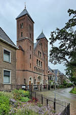 Die St.-Gertrud-Kathedrale wurde zwischen 1912 und 1914 im neoromanischen Stil errichtet und ist Sitz des altkatholischen Erzbischofs.
