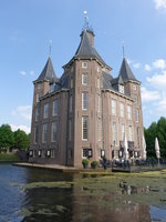 Houten, Schloss Heemstede, achteckiger Grundri und fnfeckigen Trmchen an 4 Seiten wurde 1645 erbaut, die Einrichtung enstand einheitlich im Louis-quatorze Stil (12.05.2016)