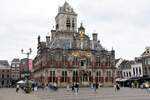 DELFT (Zuid-Holland), 01.06.2025, Blick vom Marktplatz auf das Stadhuis, dem Rathaus von Delft