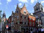 Blick in die Innenstadt von Delft, links vom Staffelgiebel die Turmspitze der Nieuwe Kerk; rechts hinten befindet sich das alte Rathaus; 110901