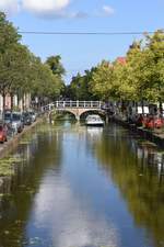 DELFT, 06.08.2017, Blick auf die Gracht neben der Strae Kornmarkt