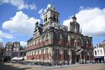 DELFT, 06.08.2017, das historische Rathaus auf dem Markt