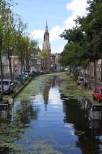 DELFT, 06.08.2017, Blick ber die Oosteinde Gracht zum Turm der Nieuwe Kerk am Markt