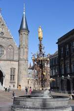 DEN HAAG, 04.08.2017, Springbrunnen im Binnenhof, einem mittelalterlichen Gebudekomplex mit Sitz der niederlndischen Regierung  