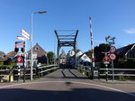 Haastrecht, Ijsselbrcke an der Veerstraat und altes Rathaus (22.08.2016)