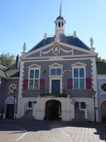 Middelharnis, Rathaus, erbaut 1639 von Arent van S-Gravesande, dreiachsige Fassade mit Freitreppe und Dreiecksgiebel (24.08.2016)