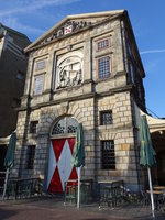 Leiden, Waag, erbaut von 1657 bis 1659 durch Pieter Post, Giebelfassade schmcken Reliefs von Rombout Verhulst (23.08.2016)