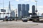 ROTTERDAM (Zuid-Holland), 02.06.2025, Blick auf Erasmusbr�cke und den Geb�udekomplex De Rotterdam an der Nieuwe Maas