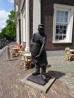 Schiedam, Figur de Brandersknecht vor der alten Brse (11.05.2016)