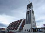 Hammerfest, Kirche, erbaut 1961 von Hans Magnus, das Bauwerk soll uerlich an die   Trockengestelle fr Fisch erinnern (02.07.2013)